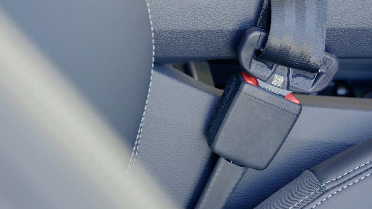 Audi z použitých plastových dílů vyrábí přezky pásů